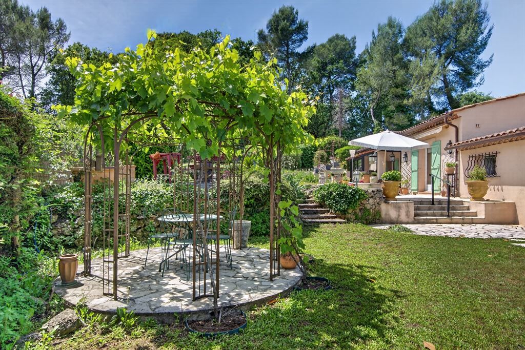 luxury villa 5 Rooms for sale on PEYMEINADE (06530)