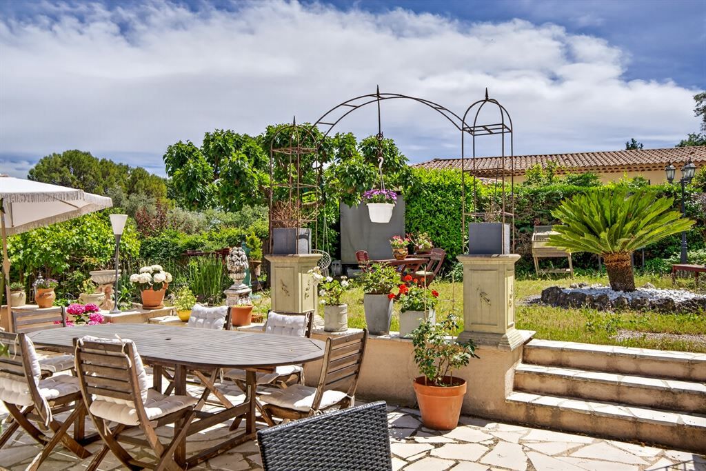 luxury villa 5 Rooms for sale on PEYMEINADE (06530)