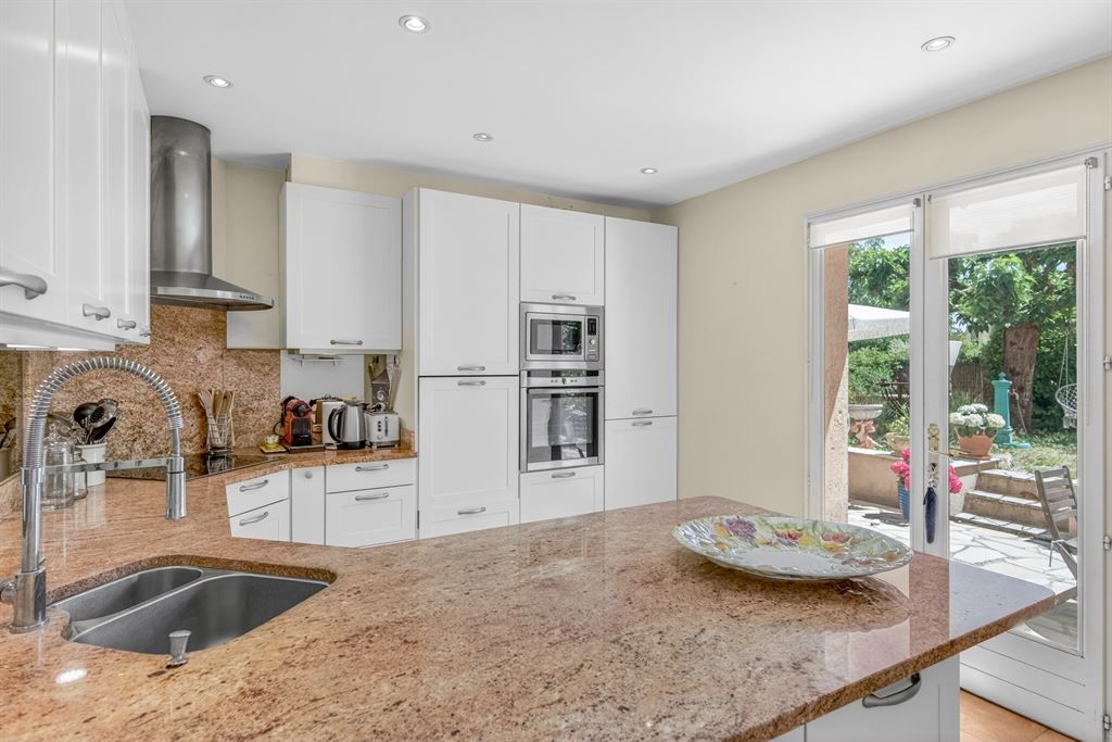 luxury villa 5 Rooms for sale on PEYMEINADE (06530)