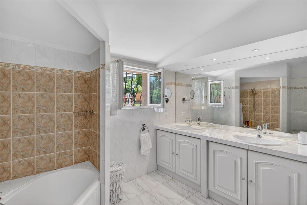 luxury villa 5 Rooms for sale on PEYMEINADE (06530)