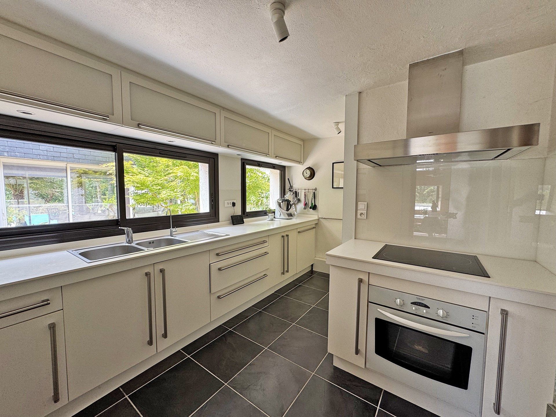 luxury property 10 Rooms for sale on PLOMELIN (29700)