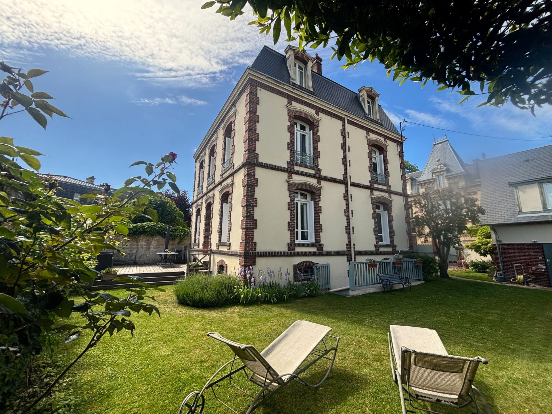 luxury house 8 Rooms for sale on CAEN (14000)