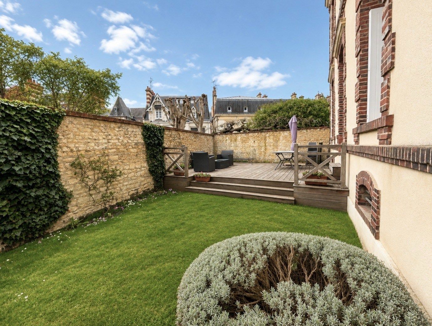 luxury house 8 Rooms for sale on CAEN (14000)
