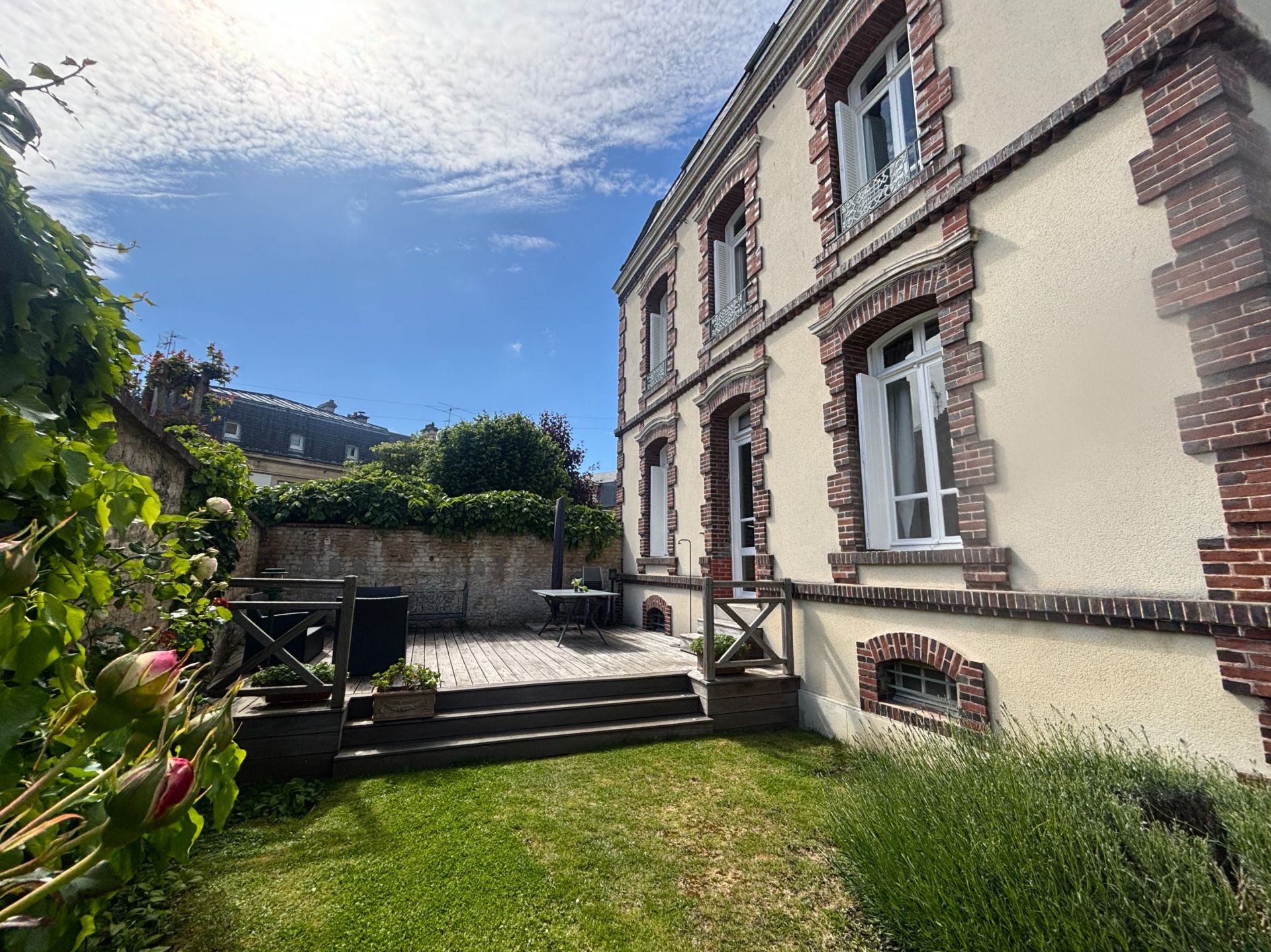 luxury house 8 Rooms for sale on CAEN (14000)