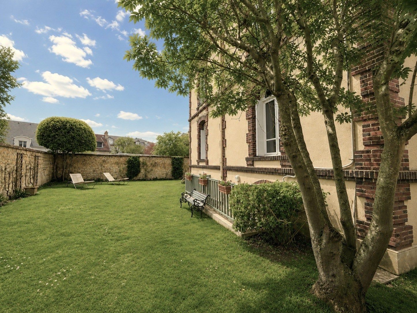 luxury house 8 Rooms for sale on CAEN (14000)
