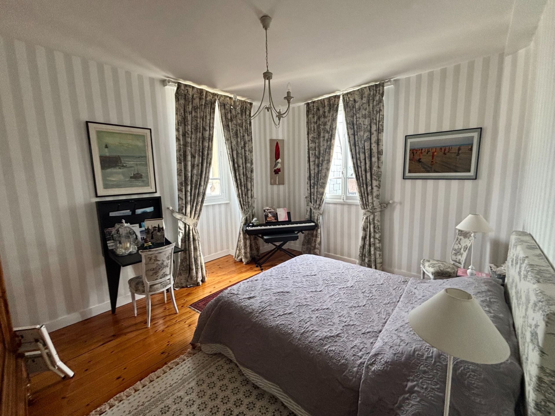 luxury house 8 Rooms for sale on CAEN (14000)