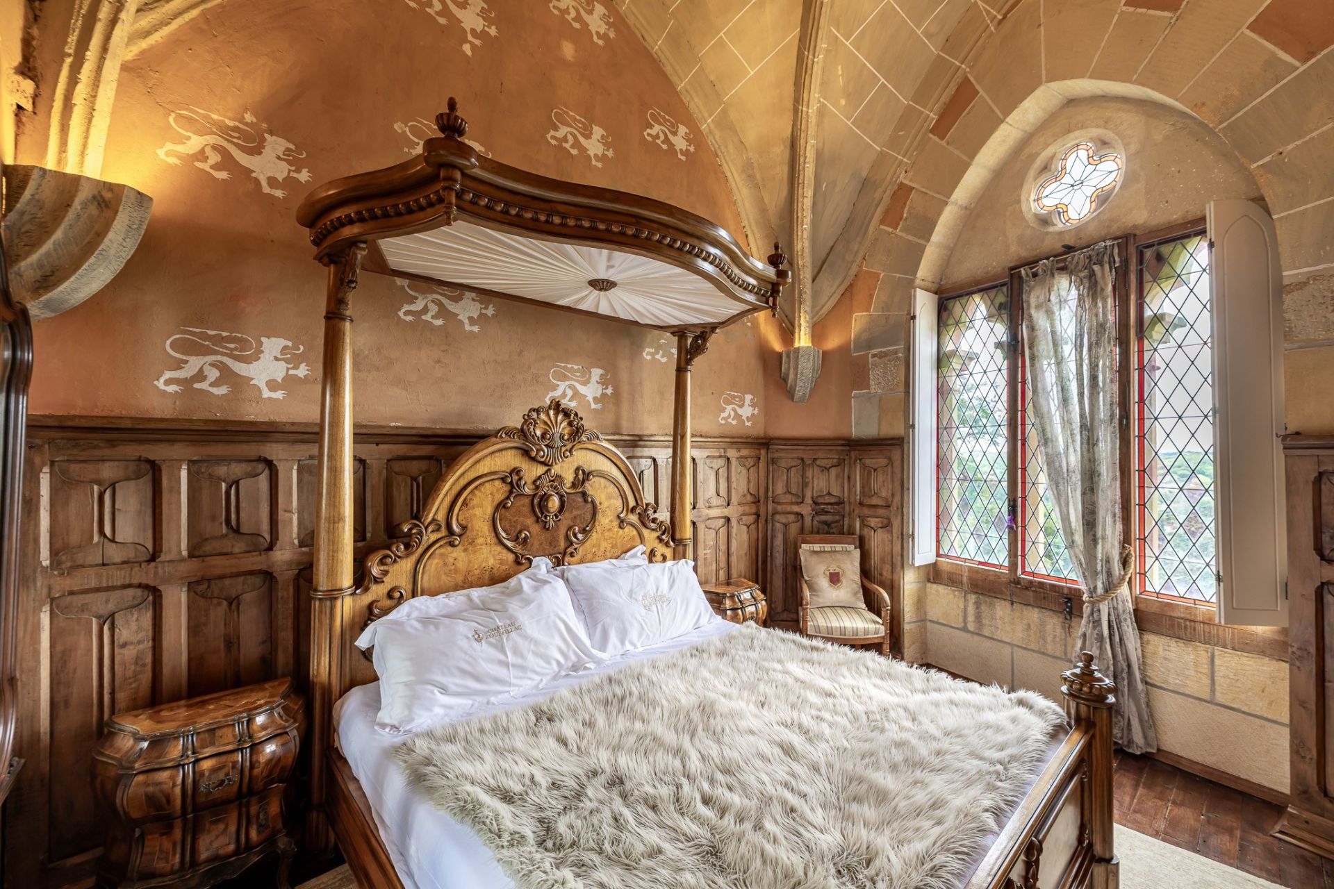castle 32 Rooms for sale on SARLAT LA CANEDA (24200)