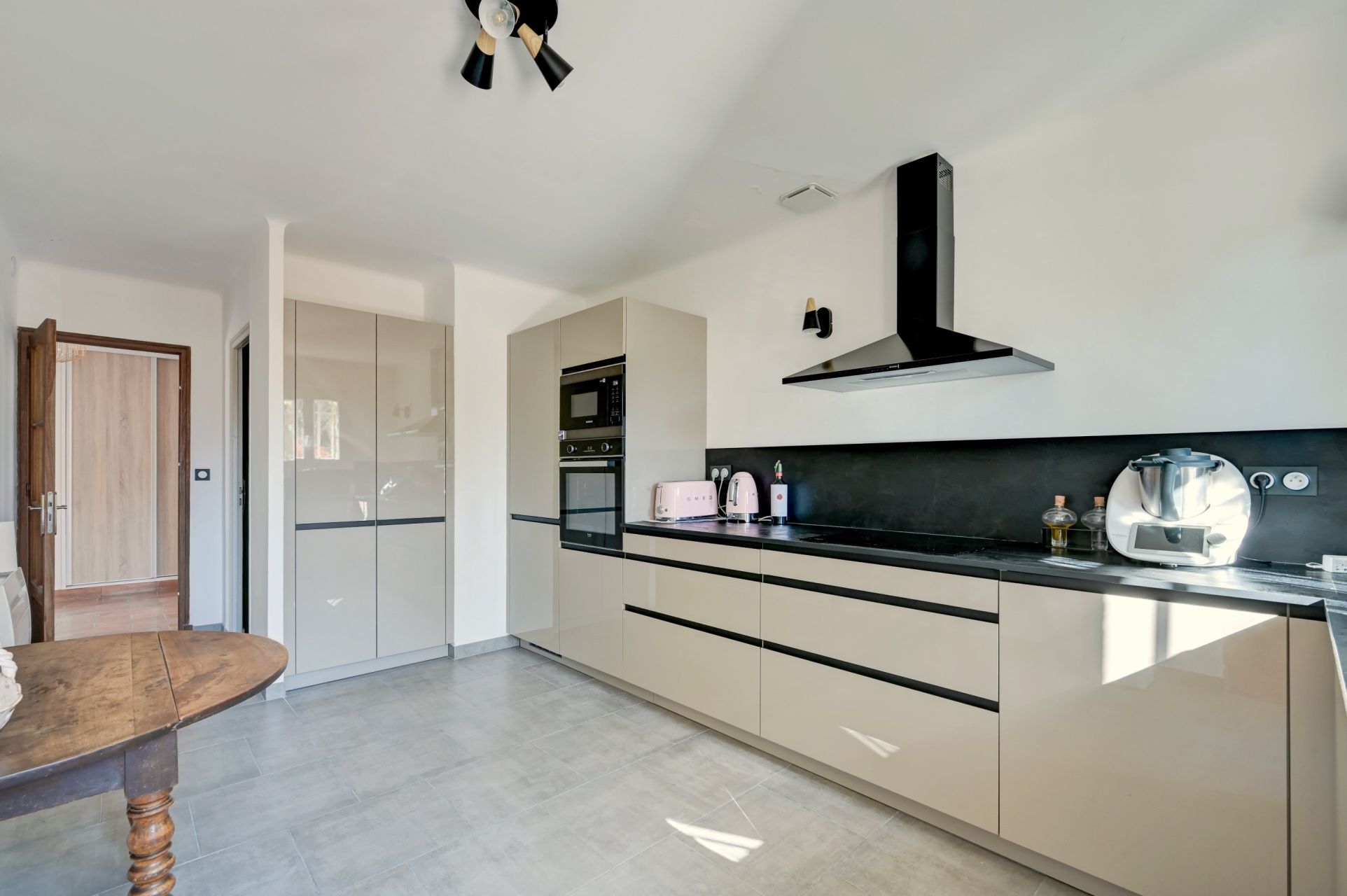luxury house 8 Rooms for sale on AIX EN PROVENCE (13100)
