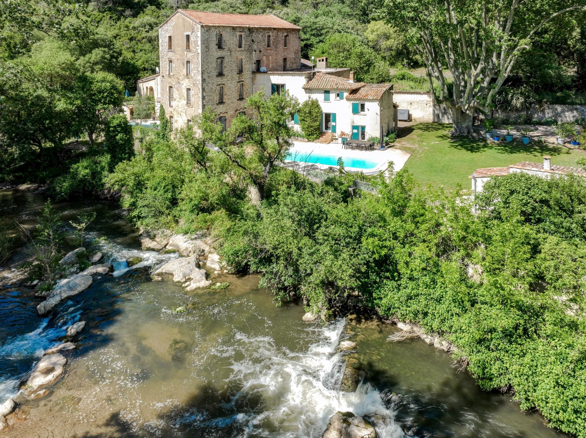 bâtisse de luxe à rénover 15 Pièces en vente sur VENTABREN (13122)