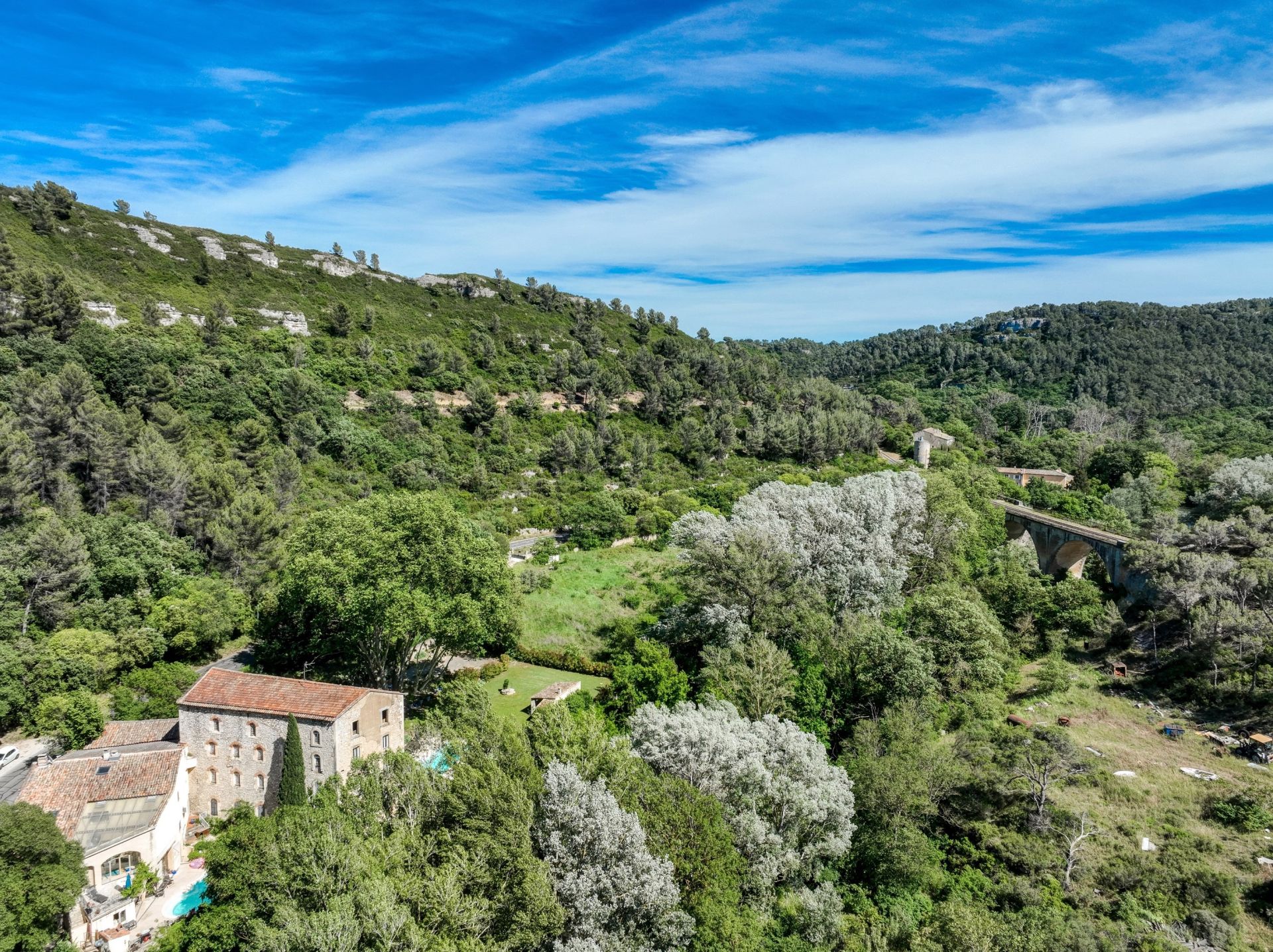 bâtisse de luxe à rénover 15 Pièces en vente sur VENTABREN (13122)
