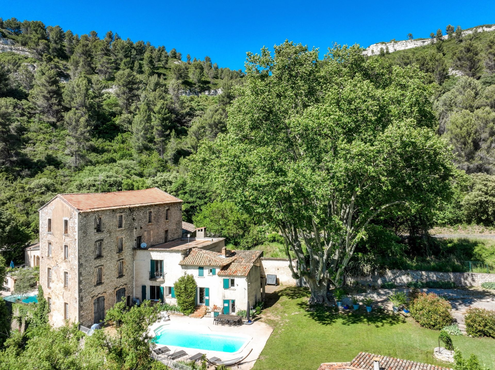 bâtisse de luxe à rénover 15 Pièces en vente sur VENTABREN (13122)