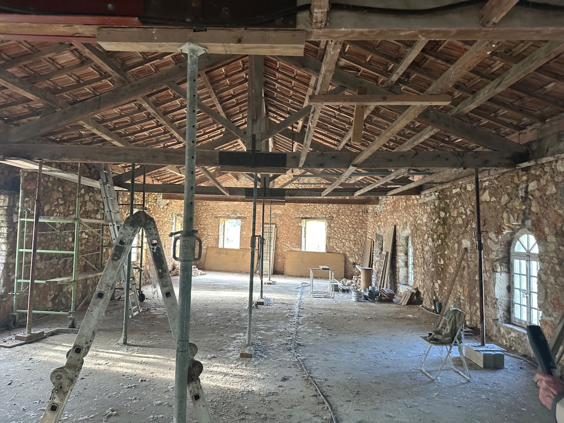 bâtisse de luxe à rénover 15 Pièces en vente sur VENTABREN (13122)