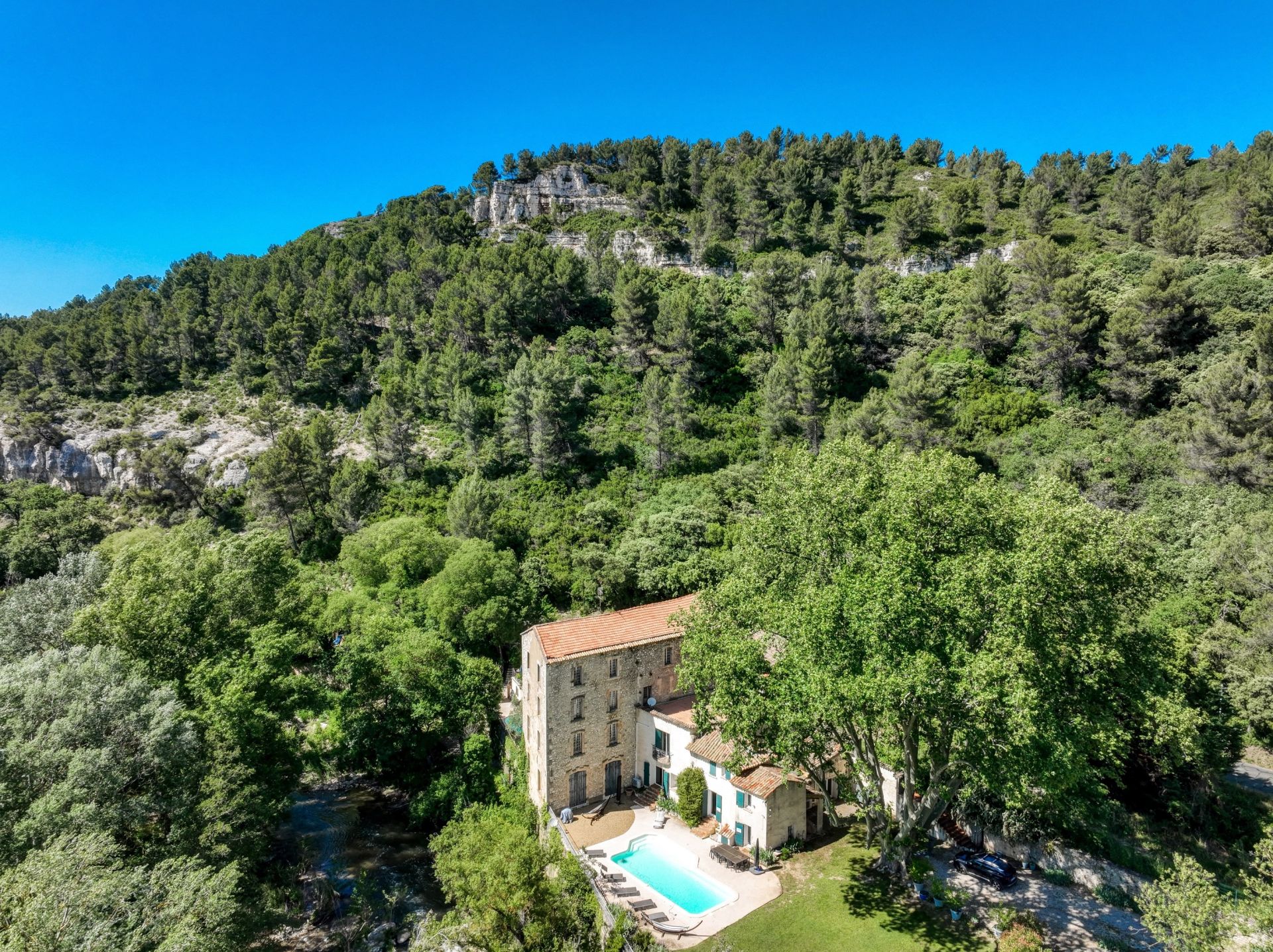 bâtisse de luxe à rénover 15 Pièces en vente sur VENTABREN (13122)