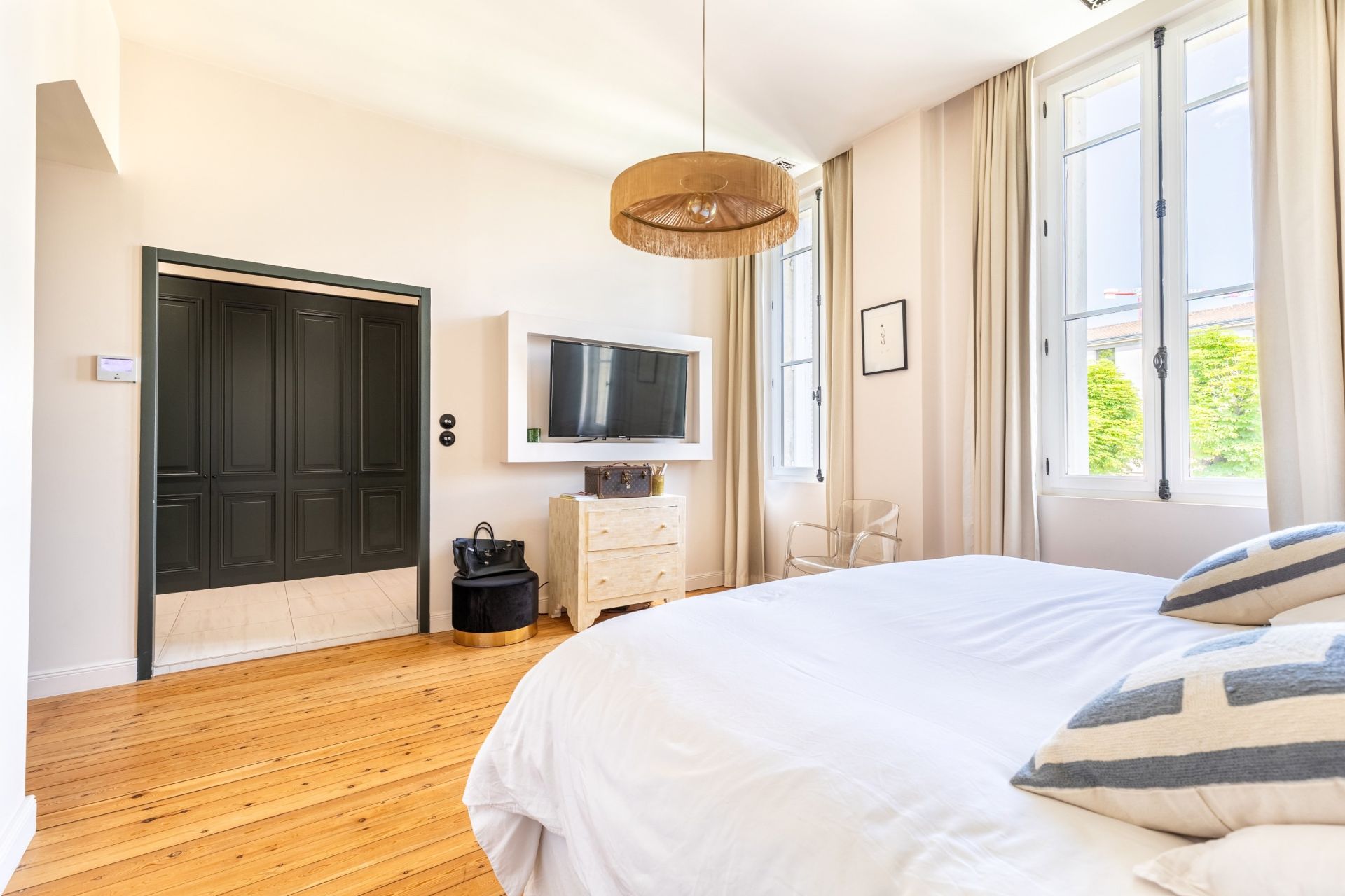luxury house 6 Rooms for sale on BORDEAUX (33000)