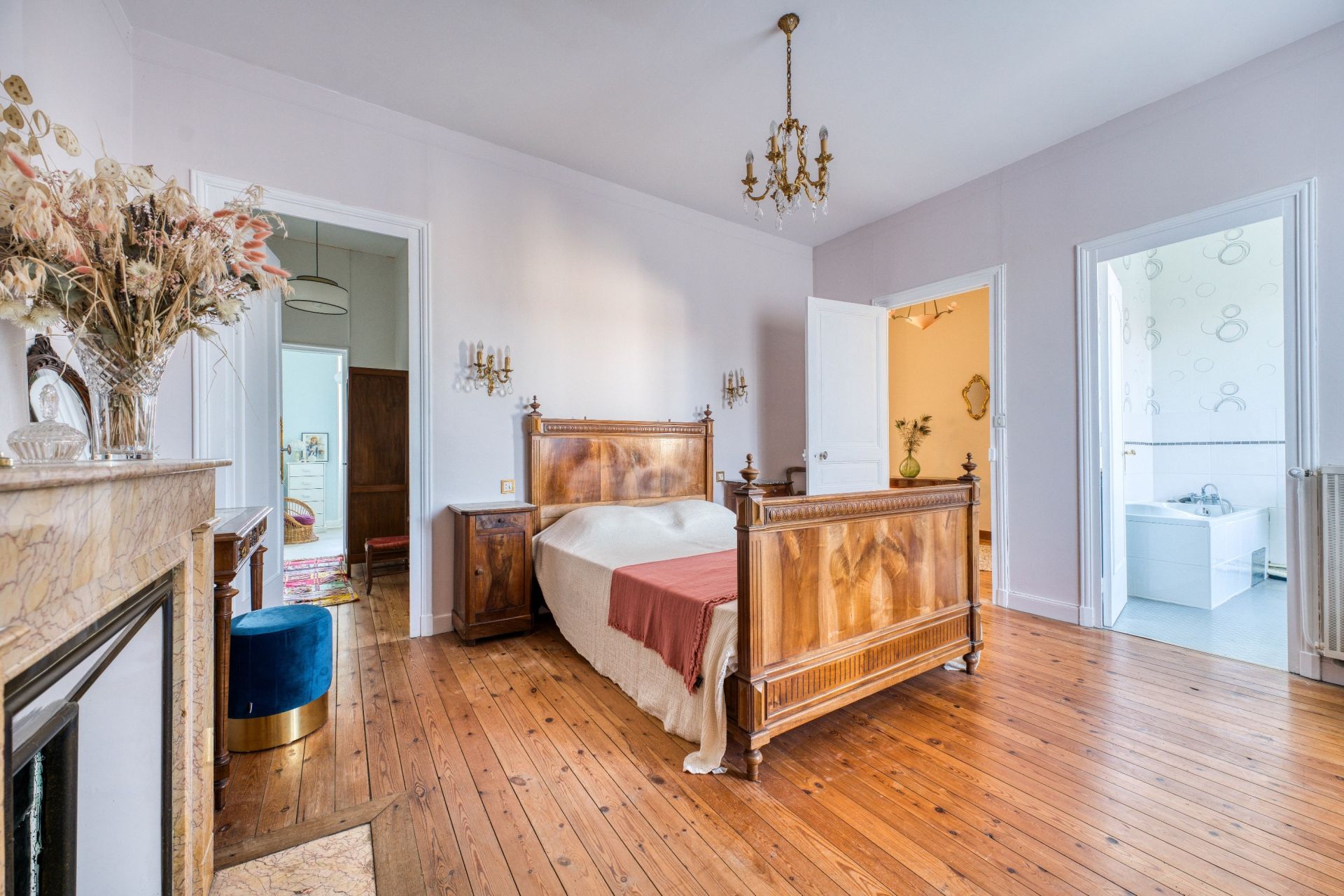 luxury house 8 Rooms for sale on MARENNES (17320)
