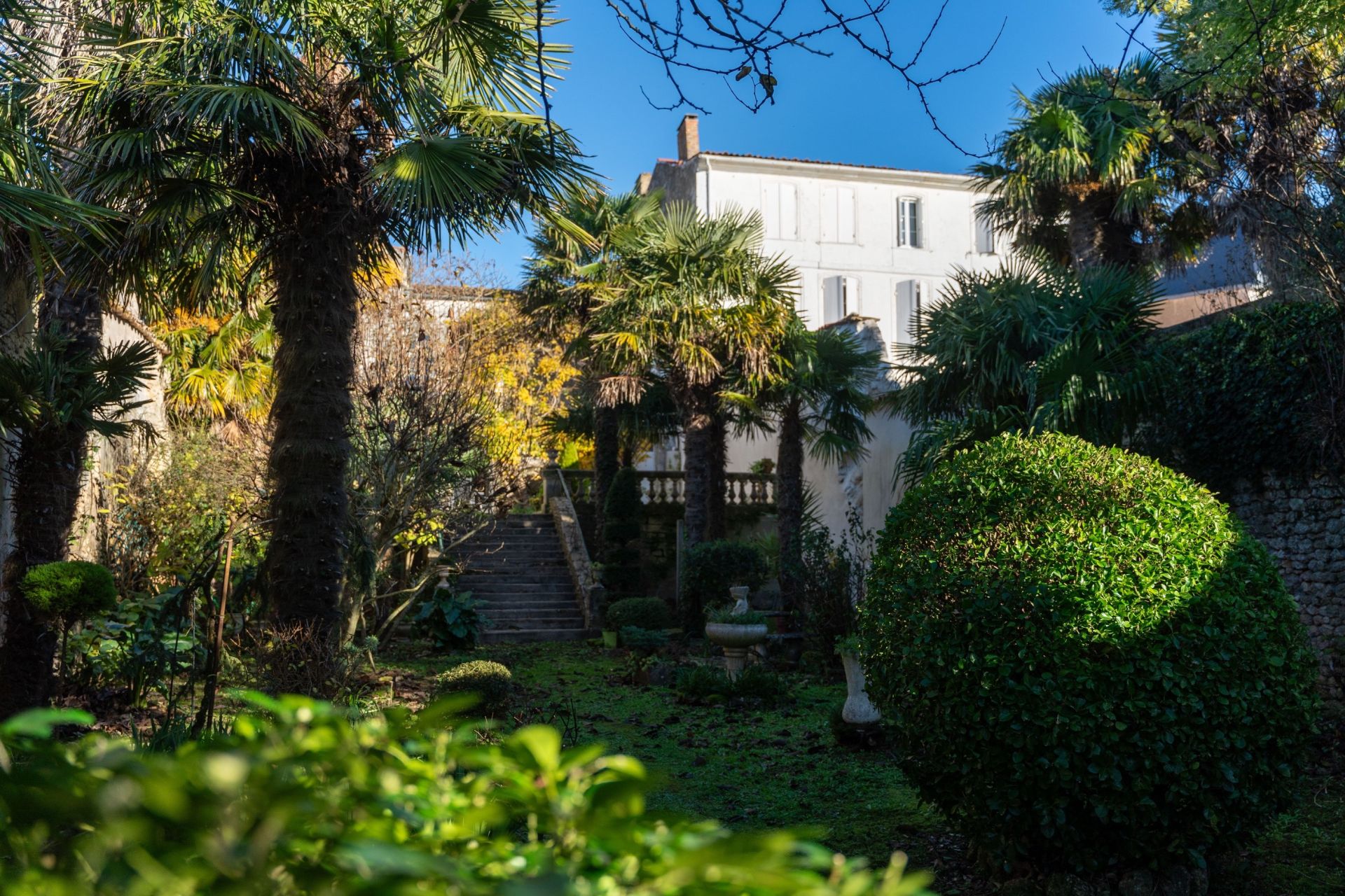 luxury house 8 Rooms for sale on MARENNES (17320)