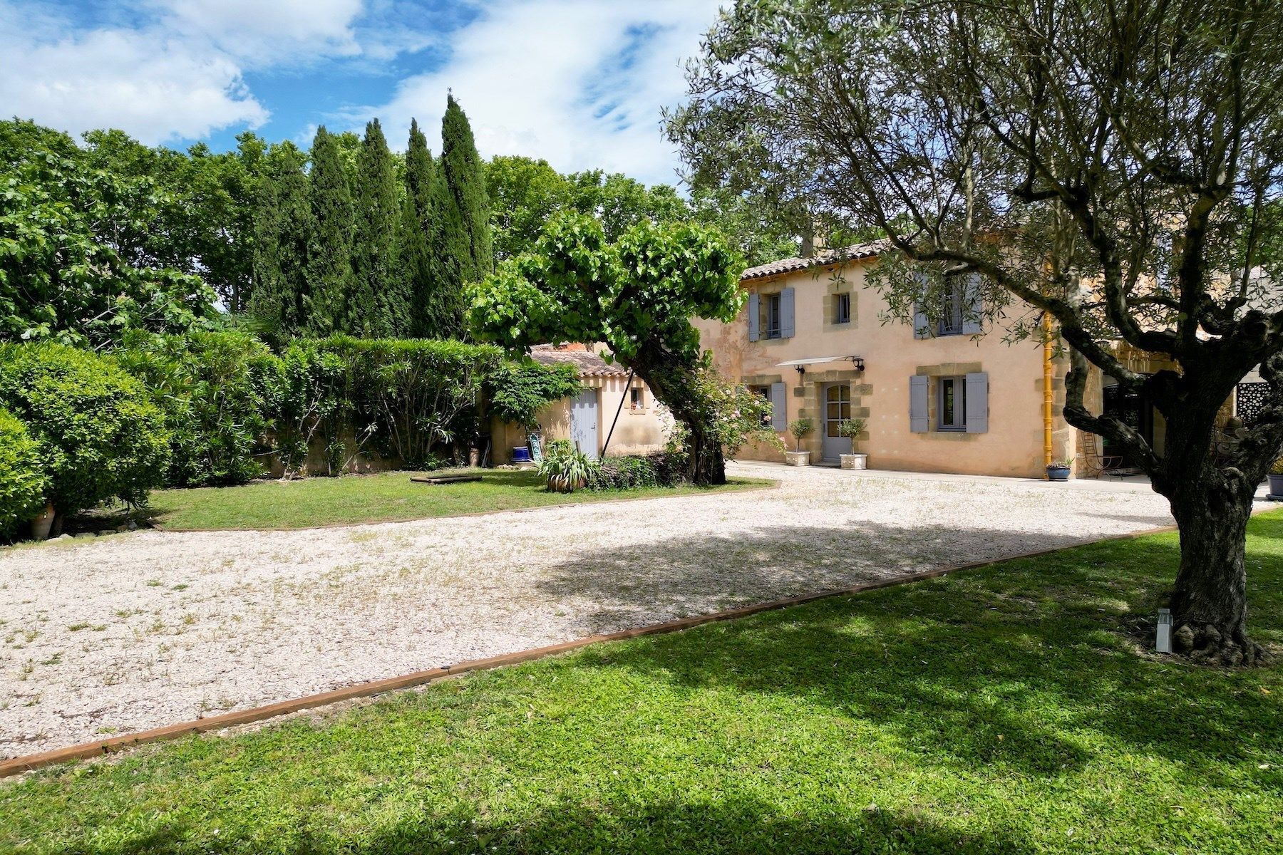 luxury house 5 Rooms for sale on UZES (30700)