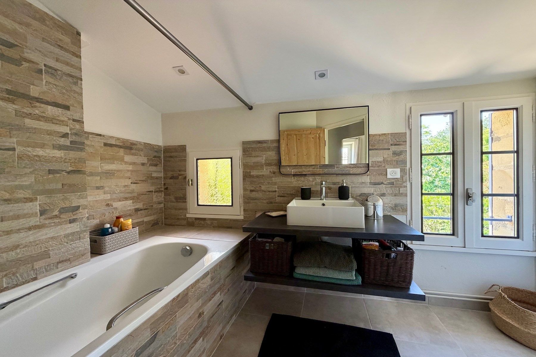 luxury house 5 Rooms for sale on UZES (30700)