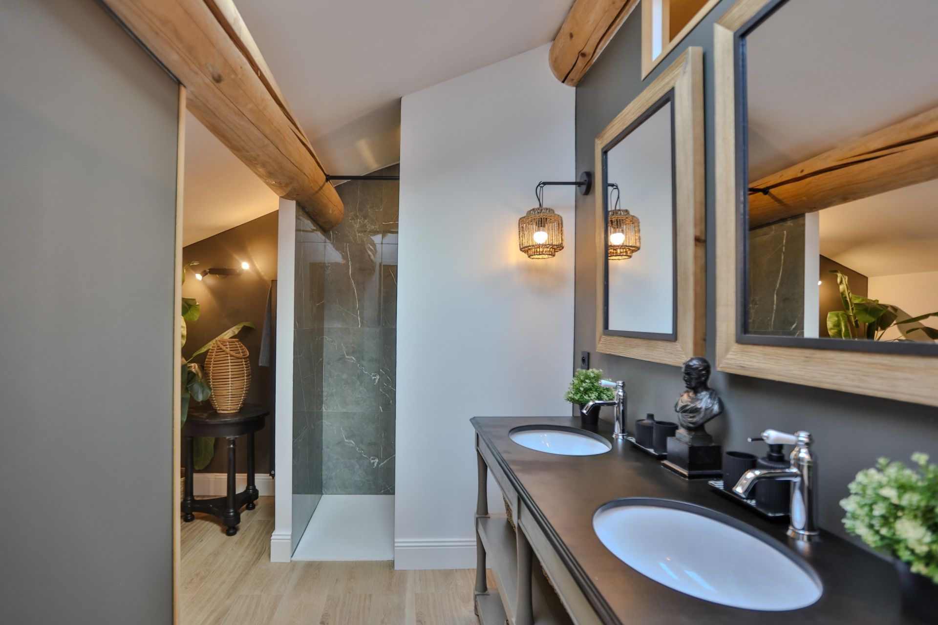 luxury house 10 Rooms for sale on LE THOR (84250)