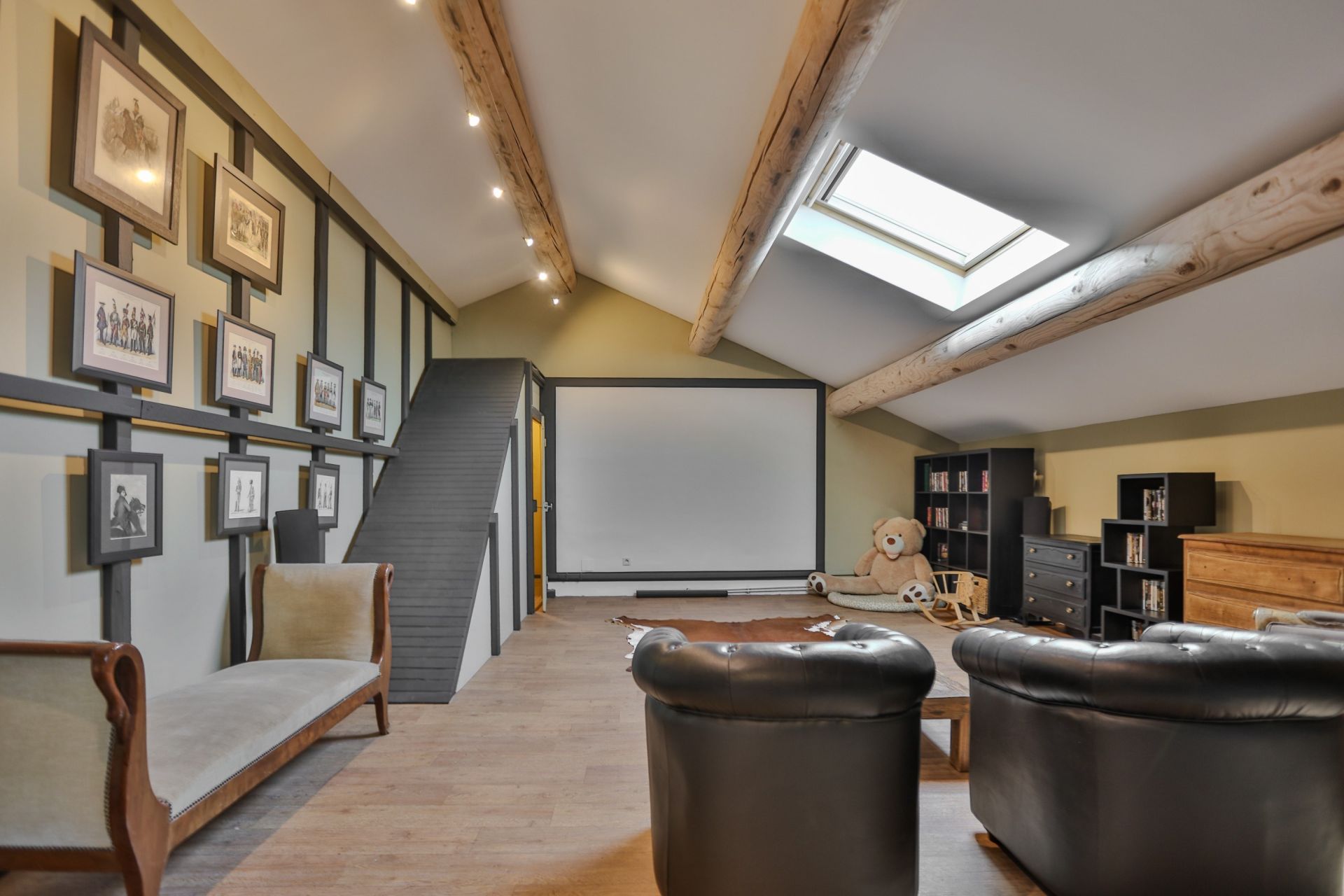 luxury house 10 Rooms for sale on LE THOR (84250)