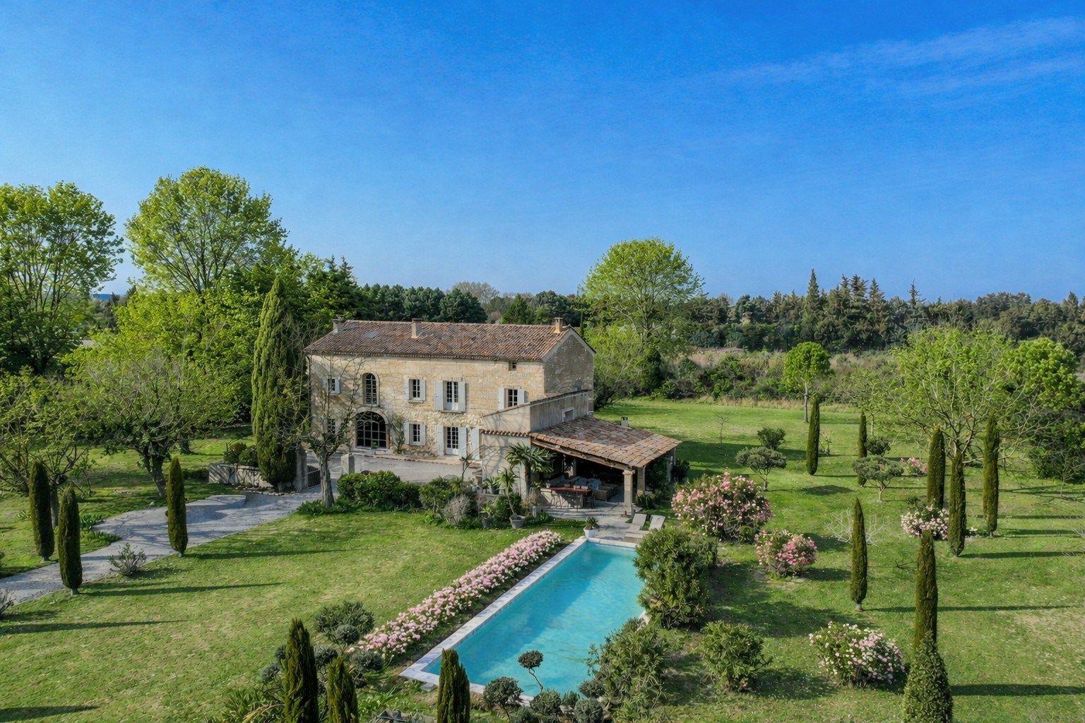 luxury house 10 Rooms for sale on LE THOR (84250)