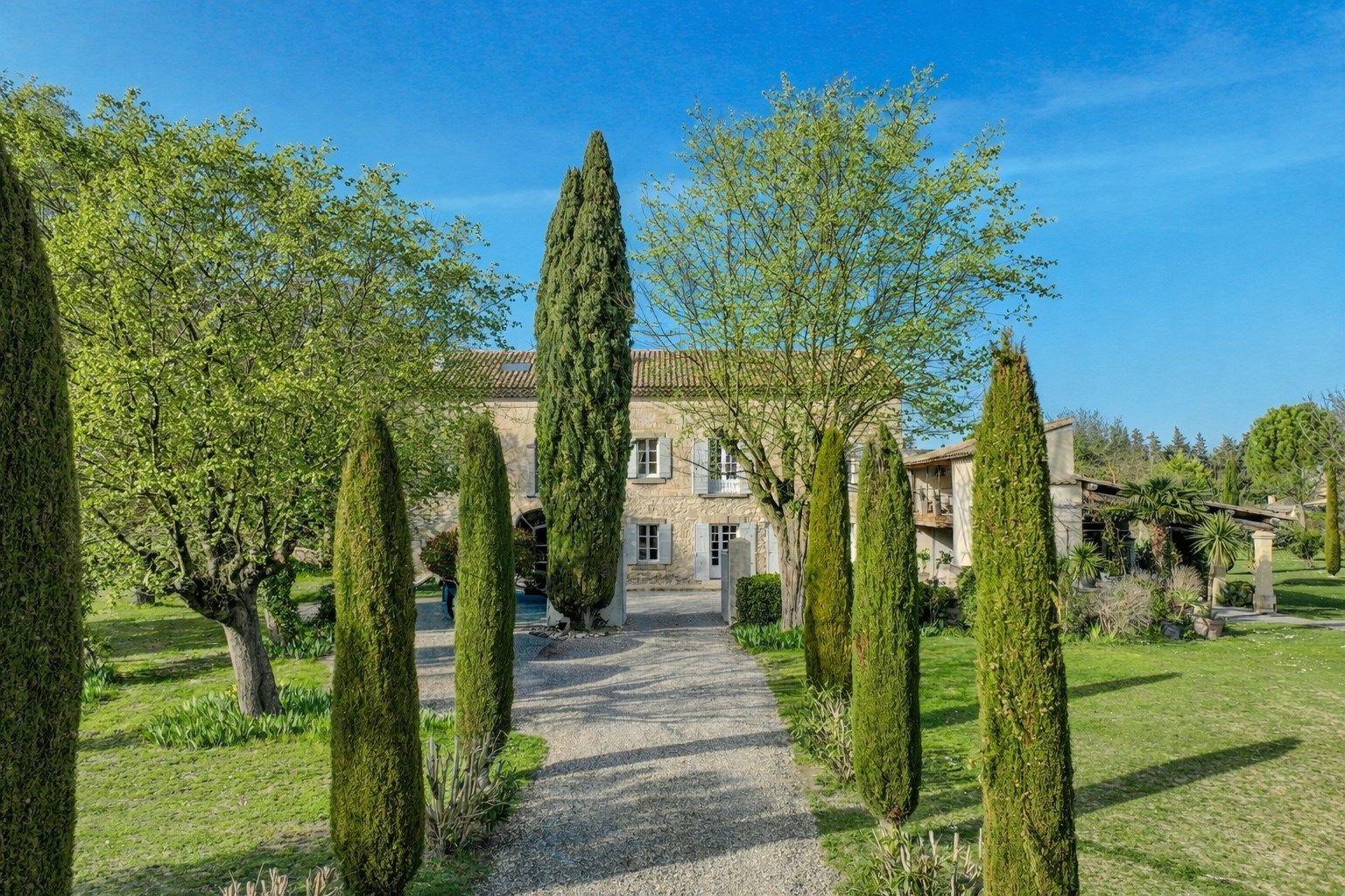 luxury house 10 Rooms for sale on LE THOR (84250)