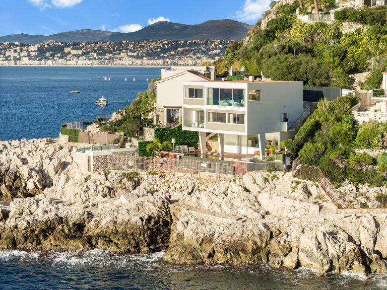 contemporary house 6 Rooms for sale on NICE (06000)