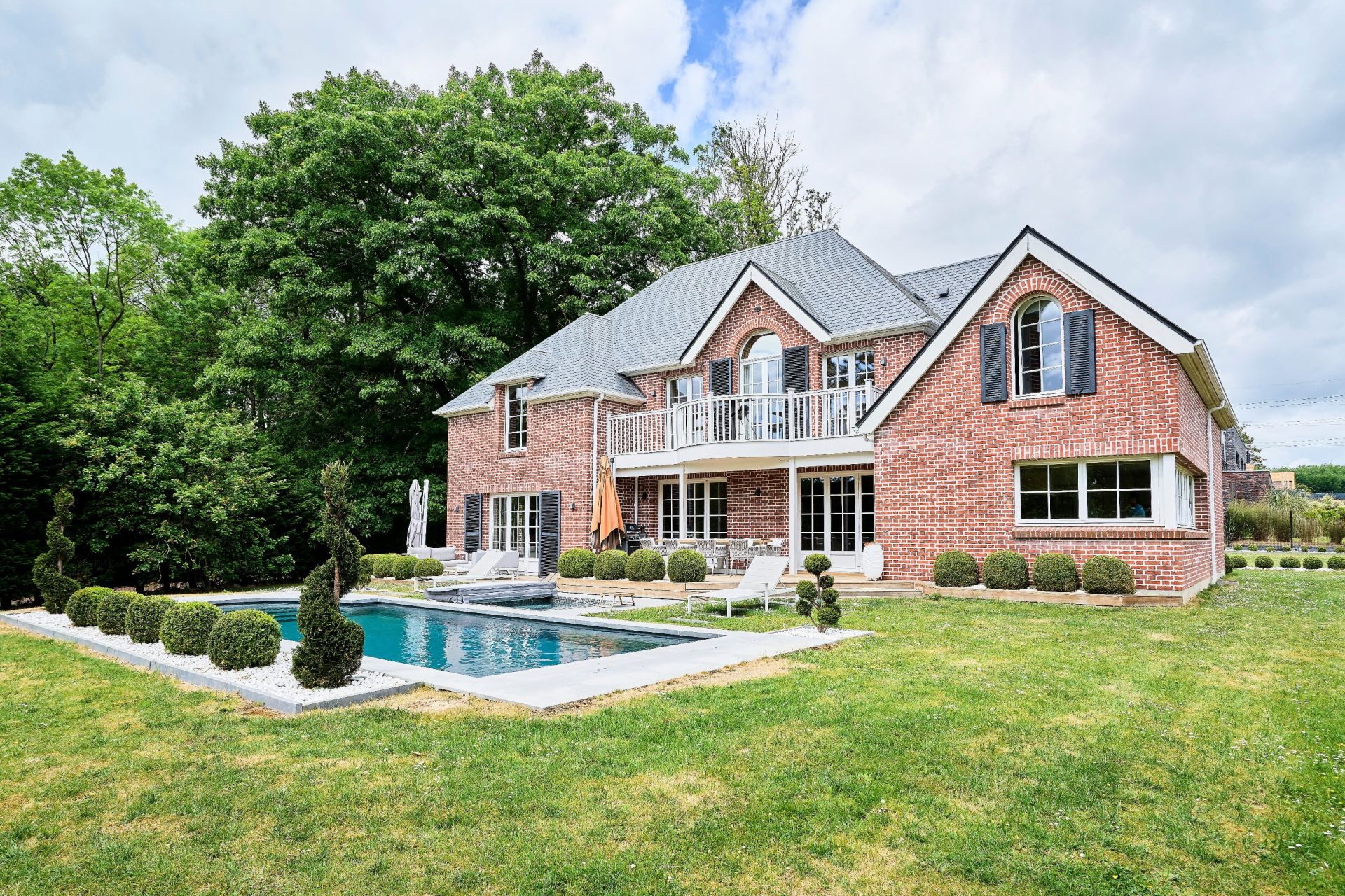 luxury house 8 Rooms for sale on MOUVAUX (59420)