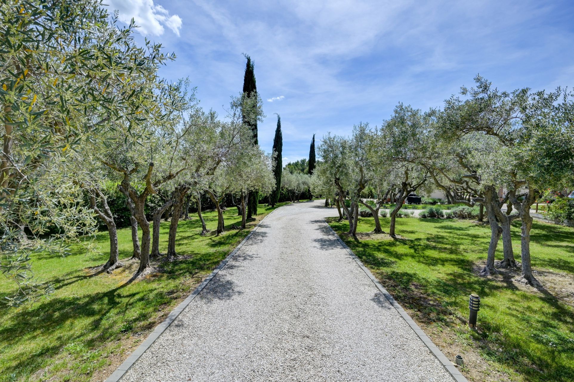 luxury house 8 Rooms for sale on AIX EN PROVENCE (13100)