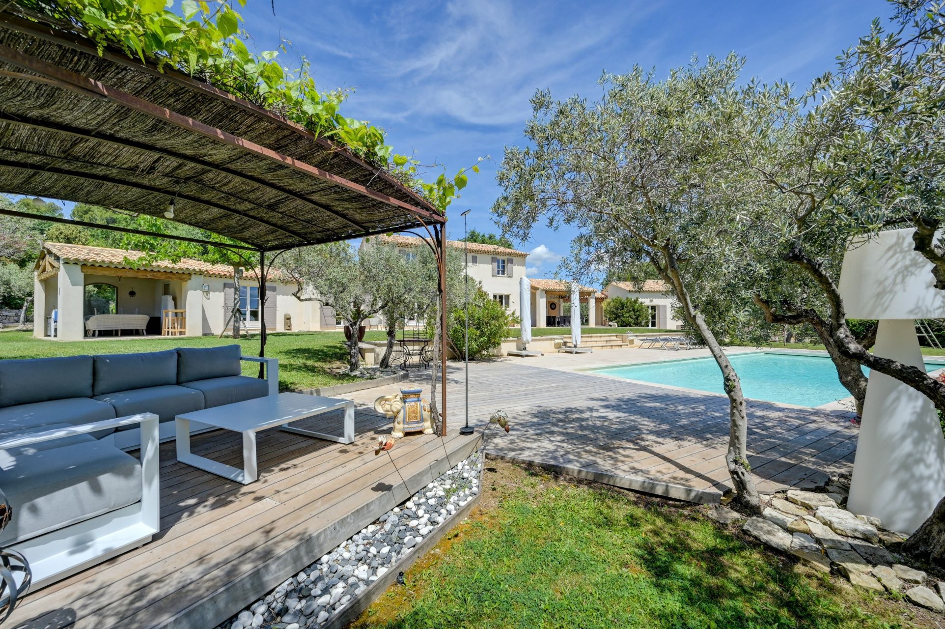 luxury house 8 Rooms for sale on AIX EN PROVENCE (13100)