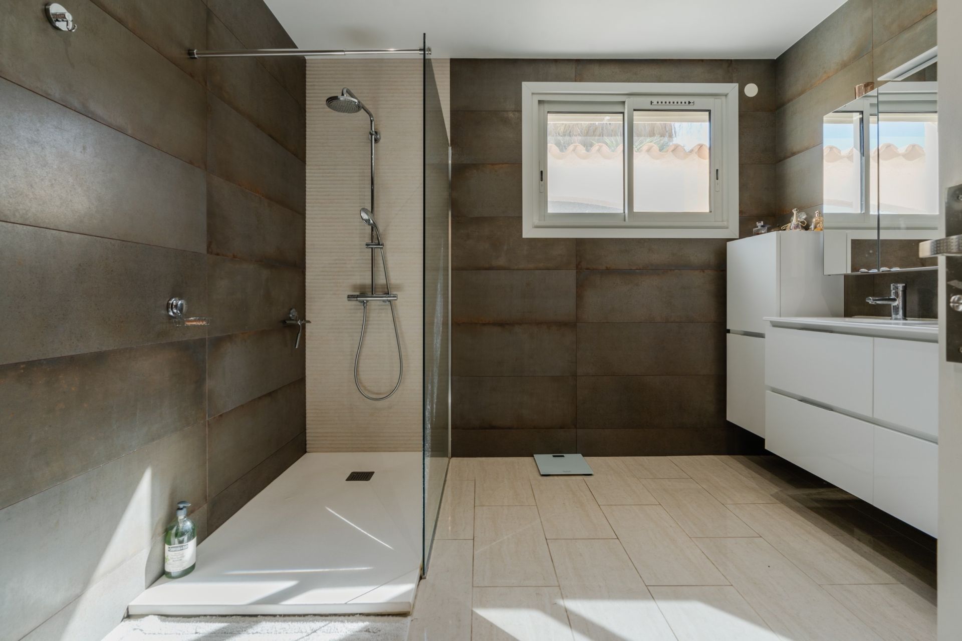 luxury house 8 Rooms for sale on PERPIGNAN (66000)