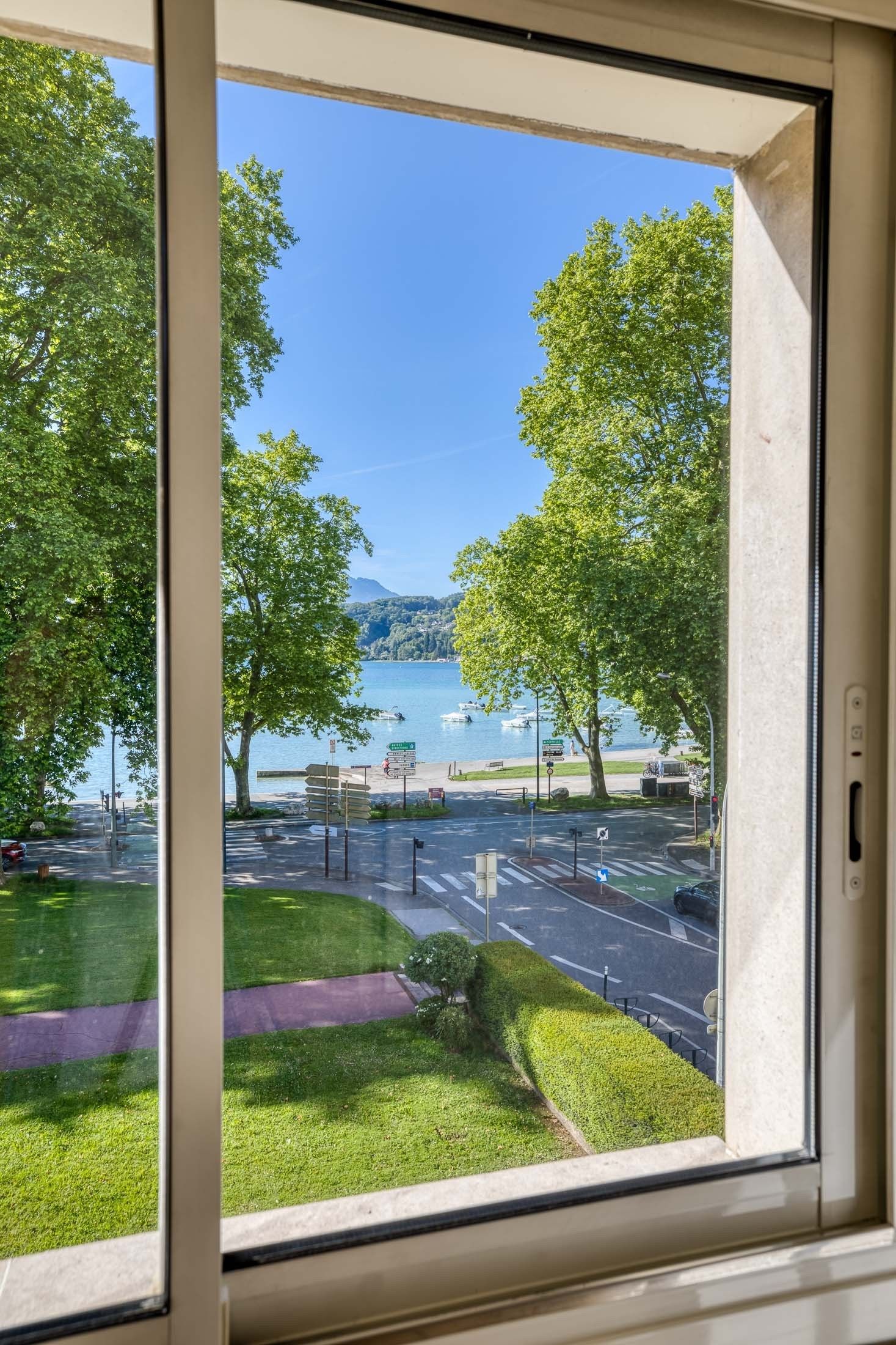 luxury apartment 3 Rooms for rent on ANNECY (74000)
