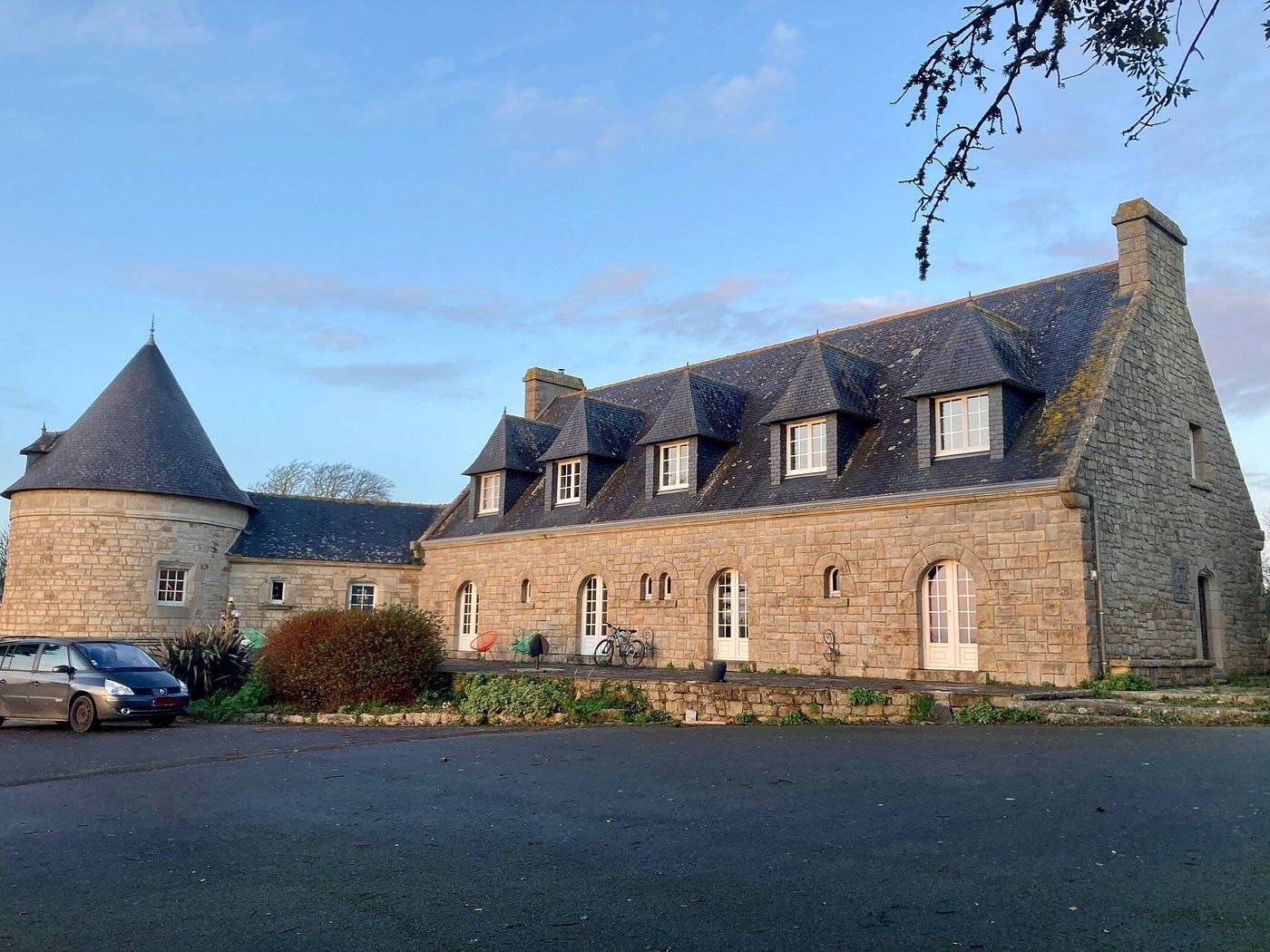 manor house 12 Rooms for sale on POULDREUZIC (29710)