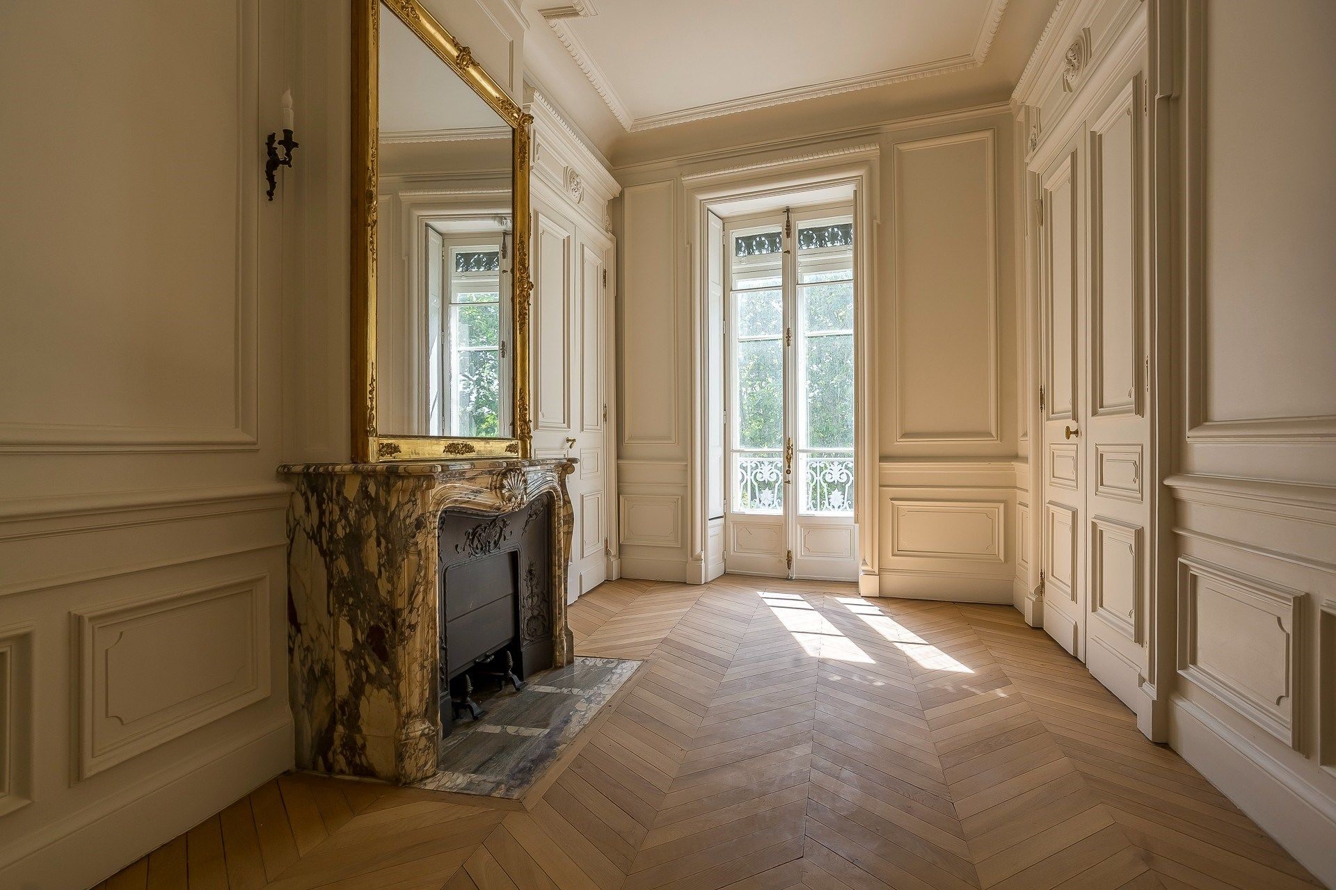 luxury apartment 4 Rooms for sale on LYON (69006)