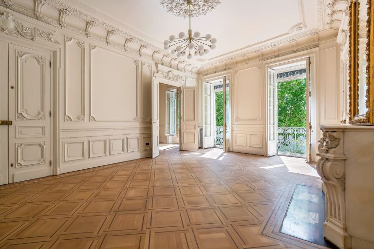 luxury apartment 4 Rooms for sale on LYON (69006)