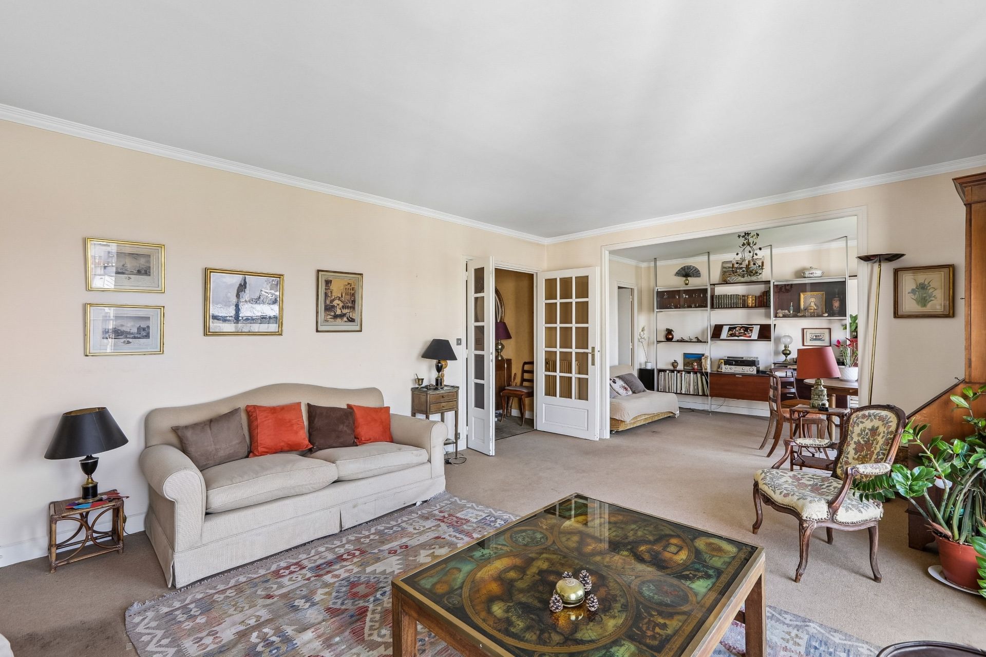 luxury apartment 5 Rooms for sale on PARIS (75116)