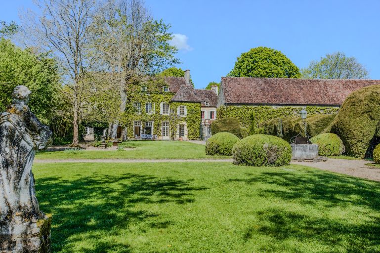 manoir 17 Pièces en vente sur VEZELAY (89450)