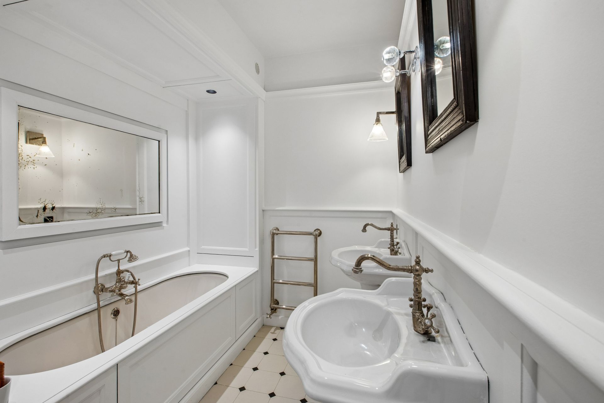 luxury house 5 Rooms for sale on PARIS (75014)