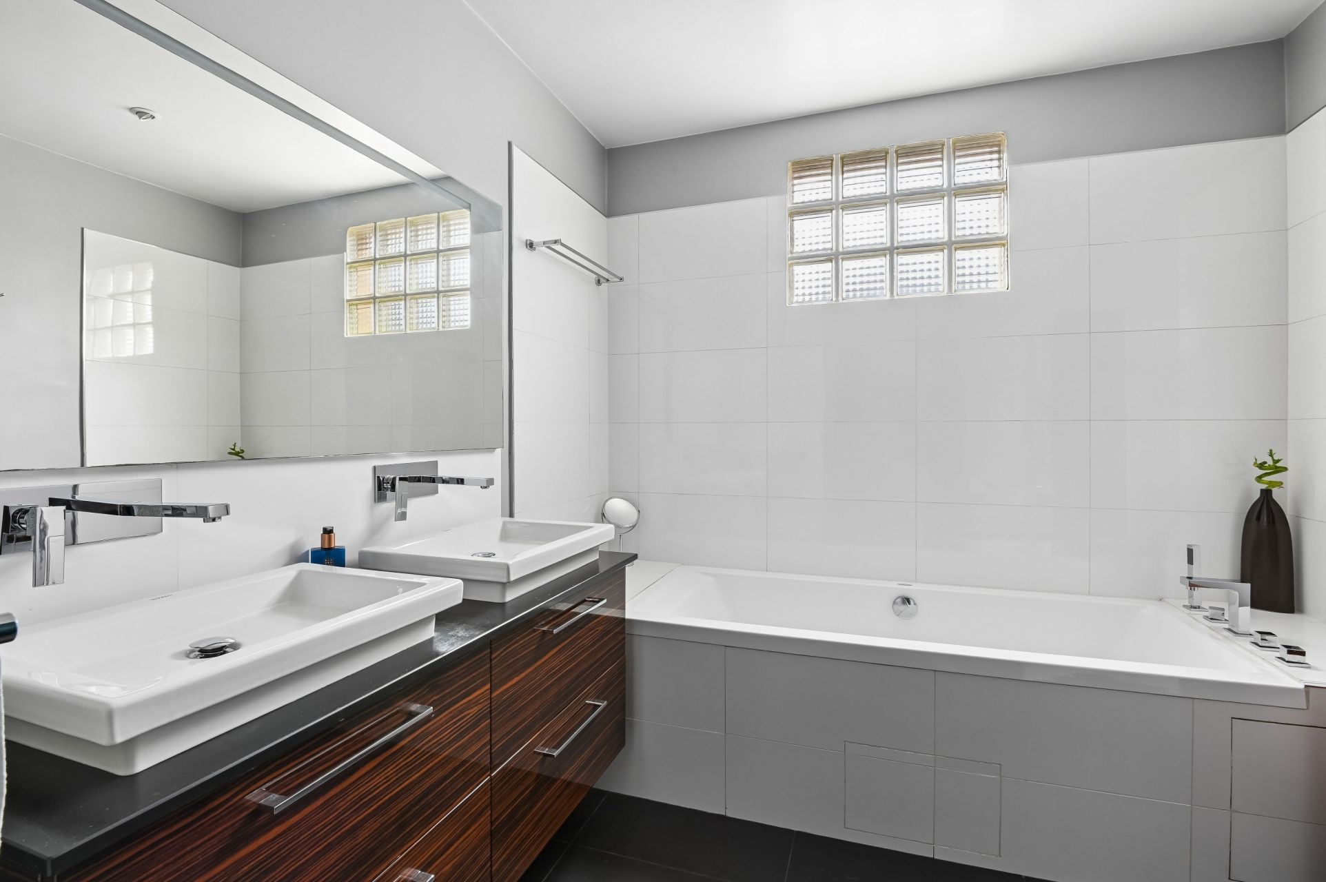 luxury apartment 5 Rooms for sale on NEUILLY SUR SEINE (92200)