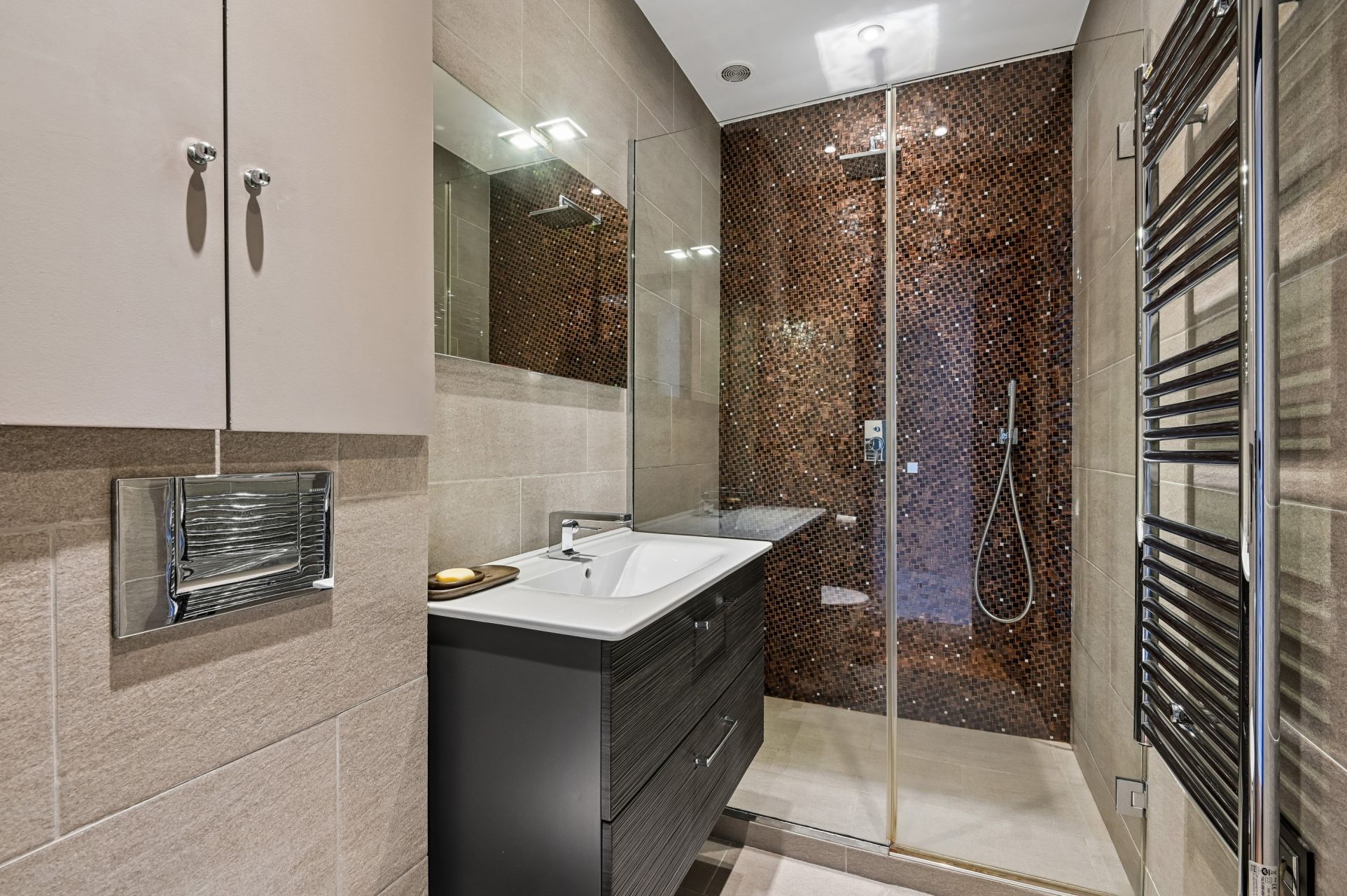 luxury apartment 5 Rooms for sale on NEUILLY SUR SEINE (92200)