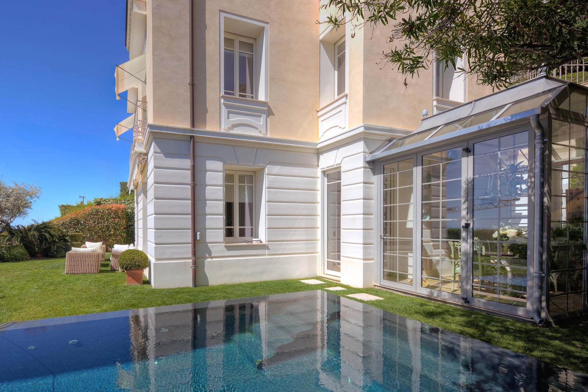 mansion (hôtel particulier) 8 Rooms for sale on BEAULIEU SUR MER (06310)