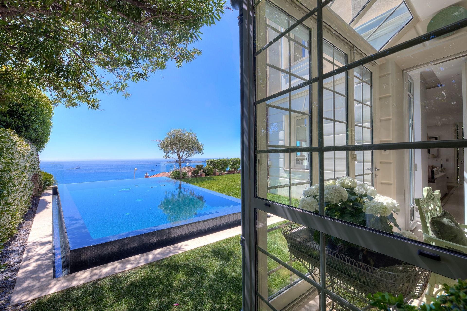 mansion (hôtel particulier) 8 Rooms for sale on BEAULIEU SUR MER (06310)