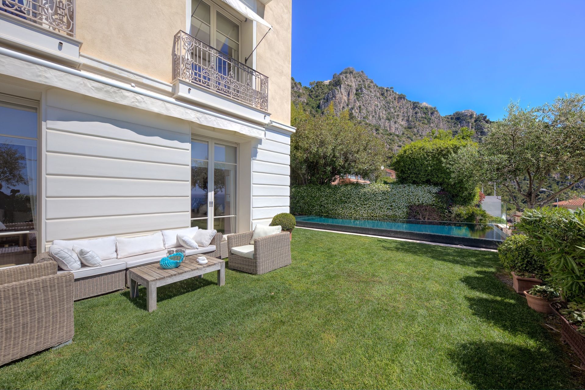 mansion (hôtel particulier) 8 Rooms for sale on BEAULIEU SUR MER (06310)