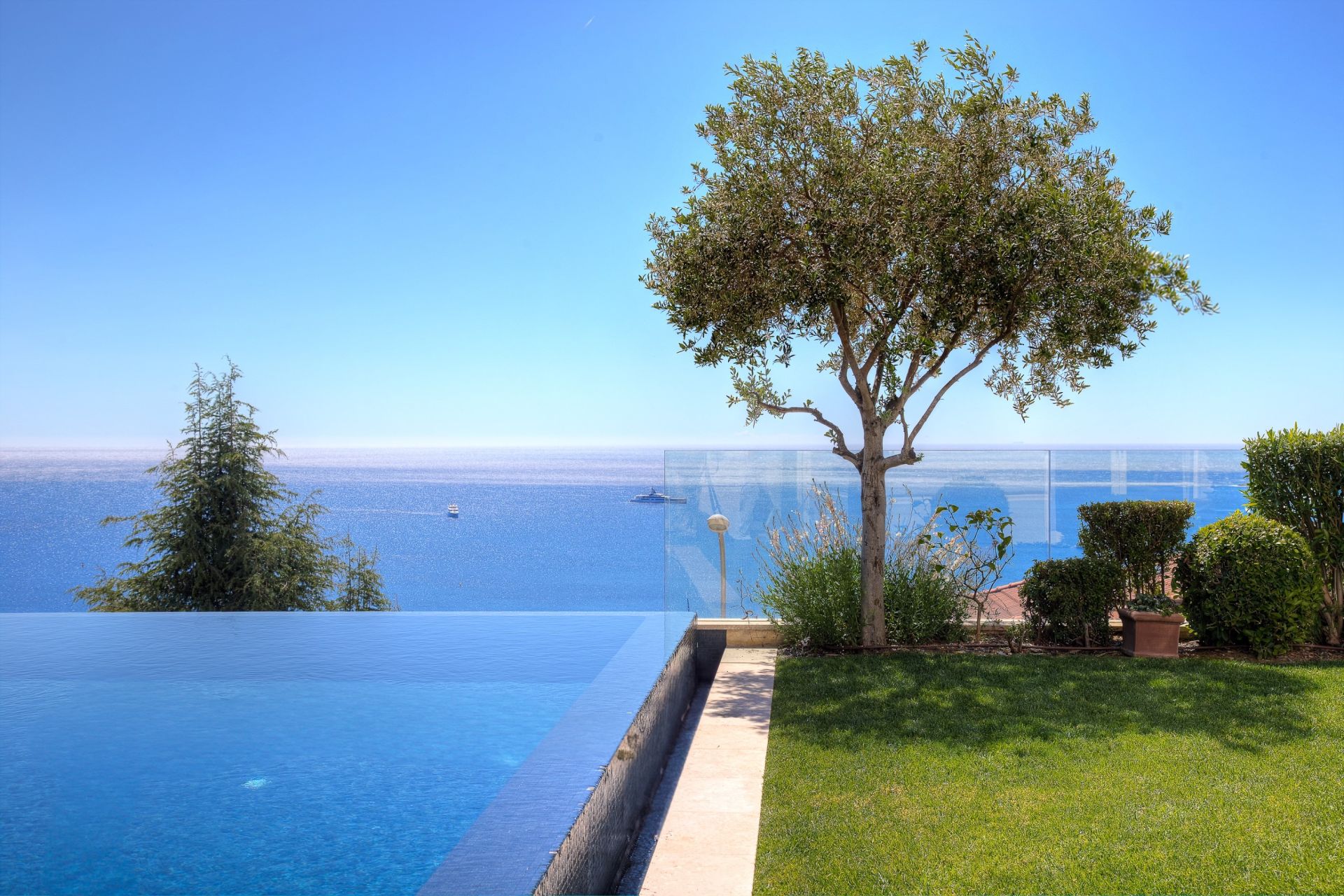 mansion (hôtel particulier) 8 Rooms for sale on BEAULIEU SUR MER (06310)