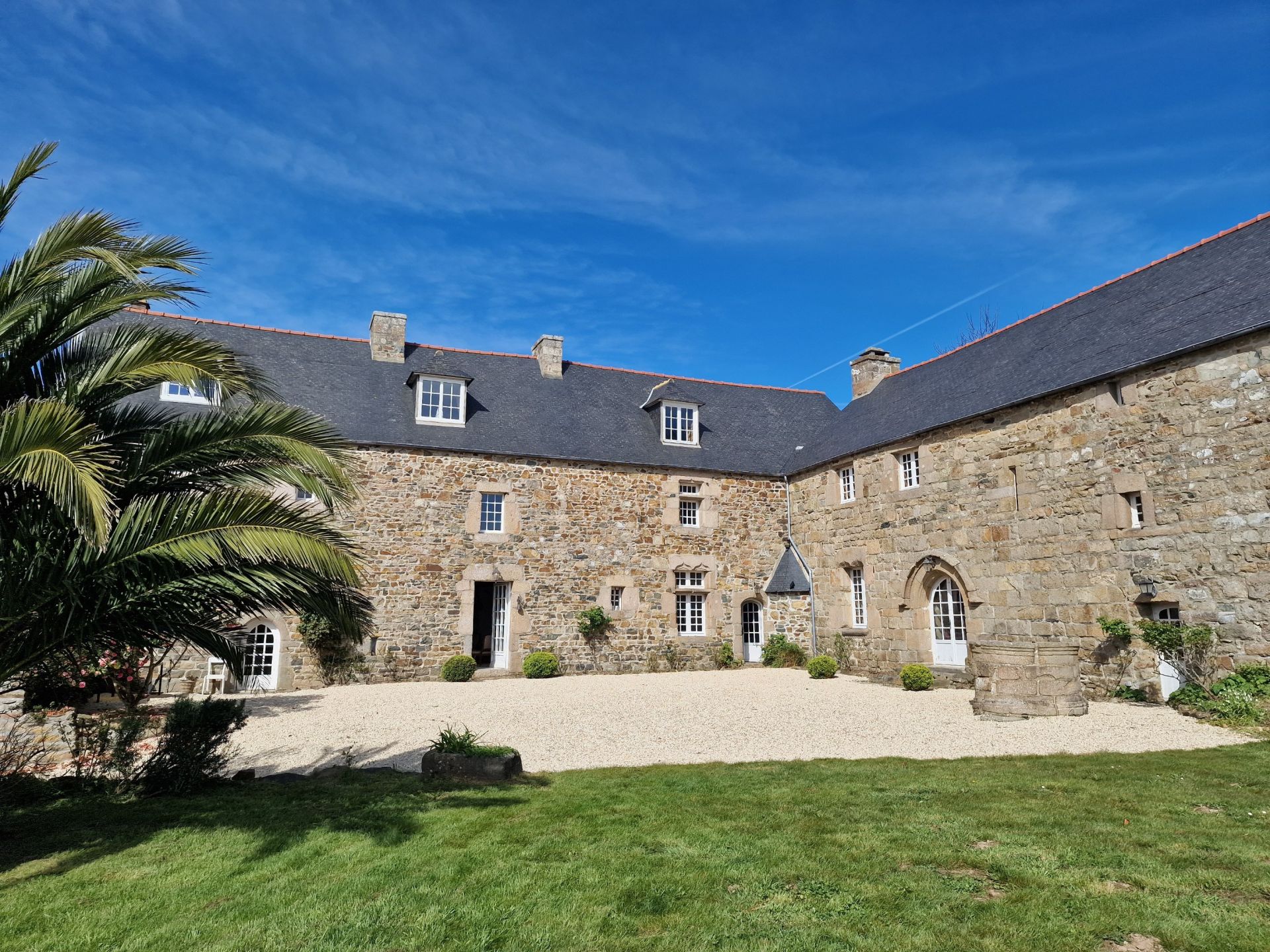 manoir 12 Pièces en vente sur PLOUGRESCANT (22820)