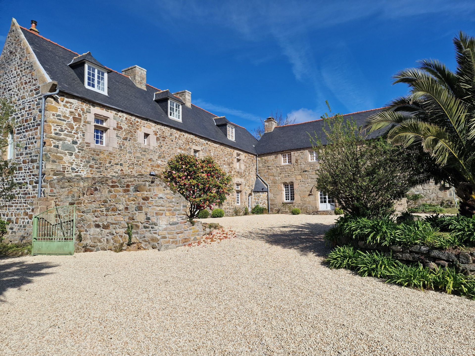 manoir 12 Pièces en vente sur PLOUGRESCANT (22820)