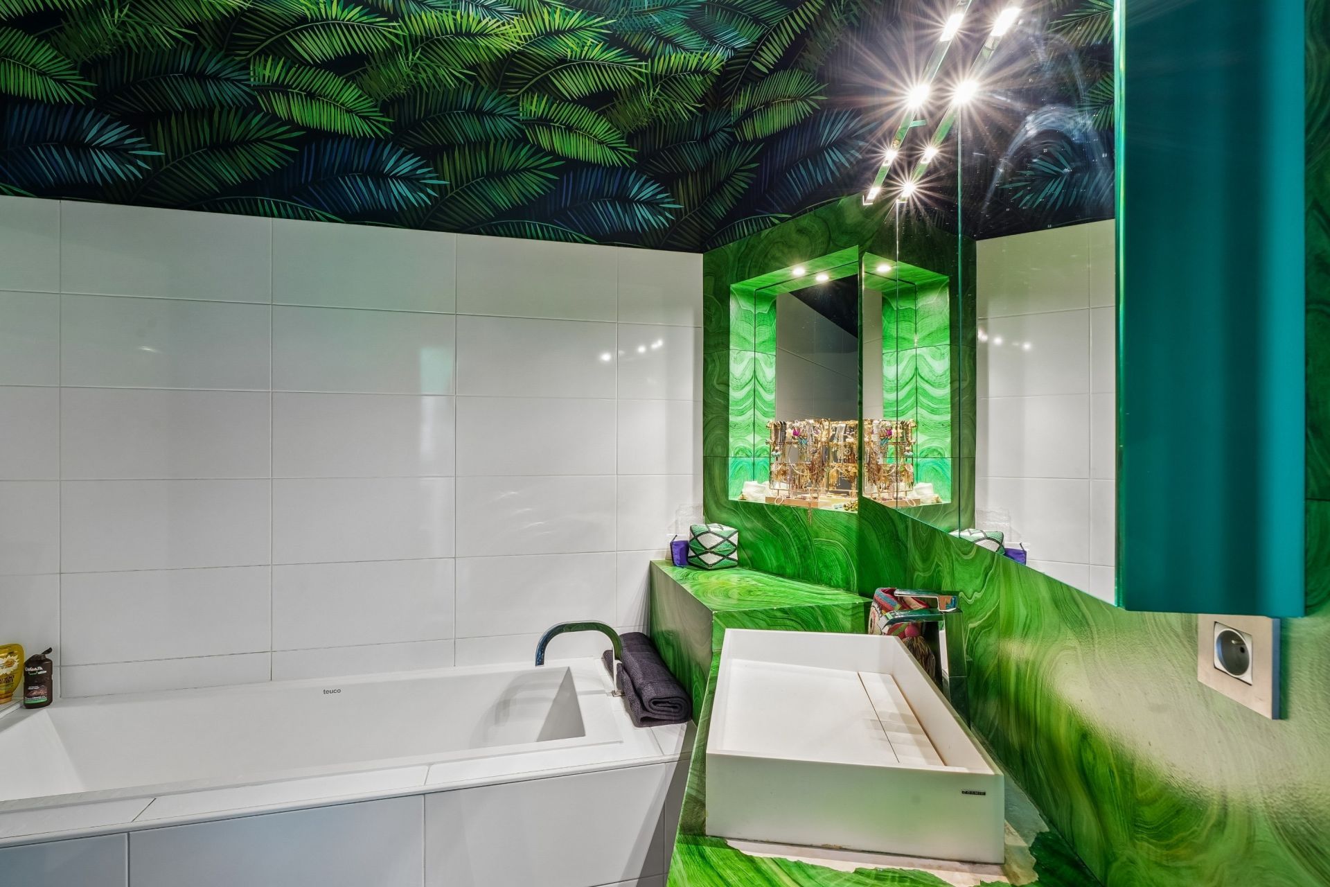 luxury apartment 7 Rooms for sale on PARIS (75017)