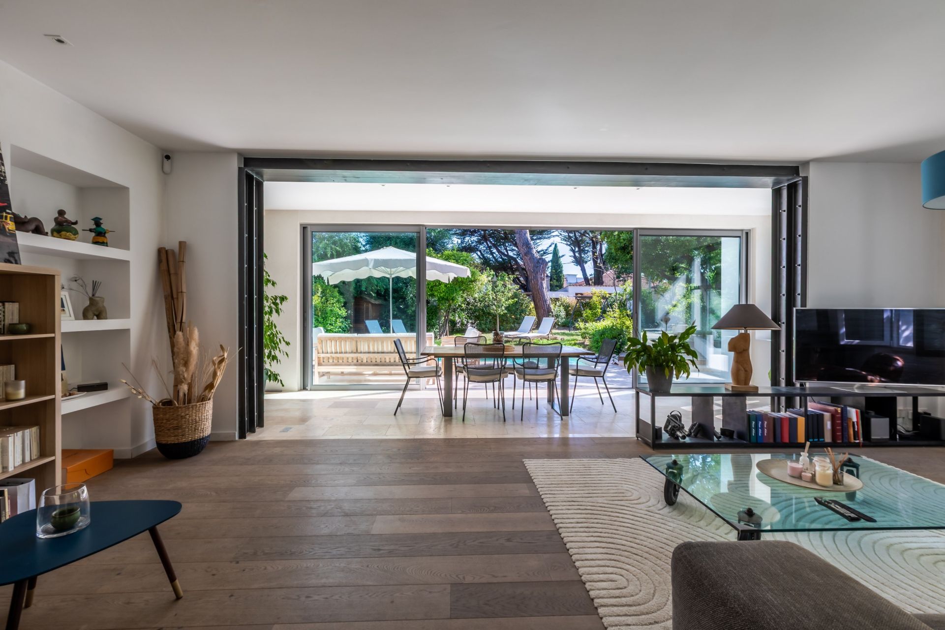 luxury villa 5 Rooms for sale on CANNES (06400)