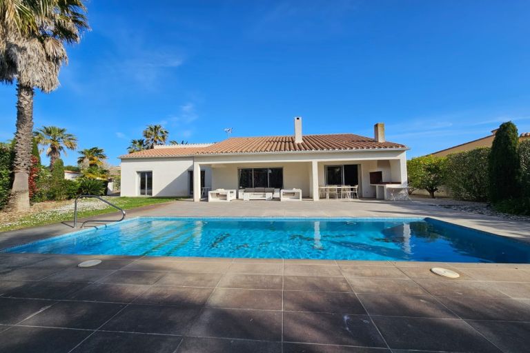 luxury house 4 Rooms for sale on ST CYPRIEN PLAGE (66750)