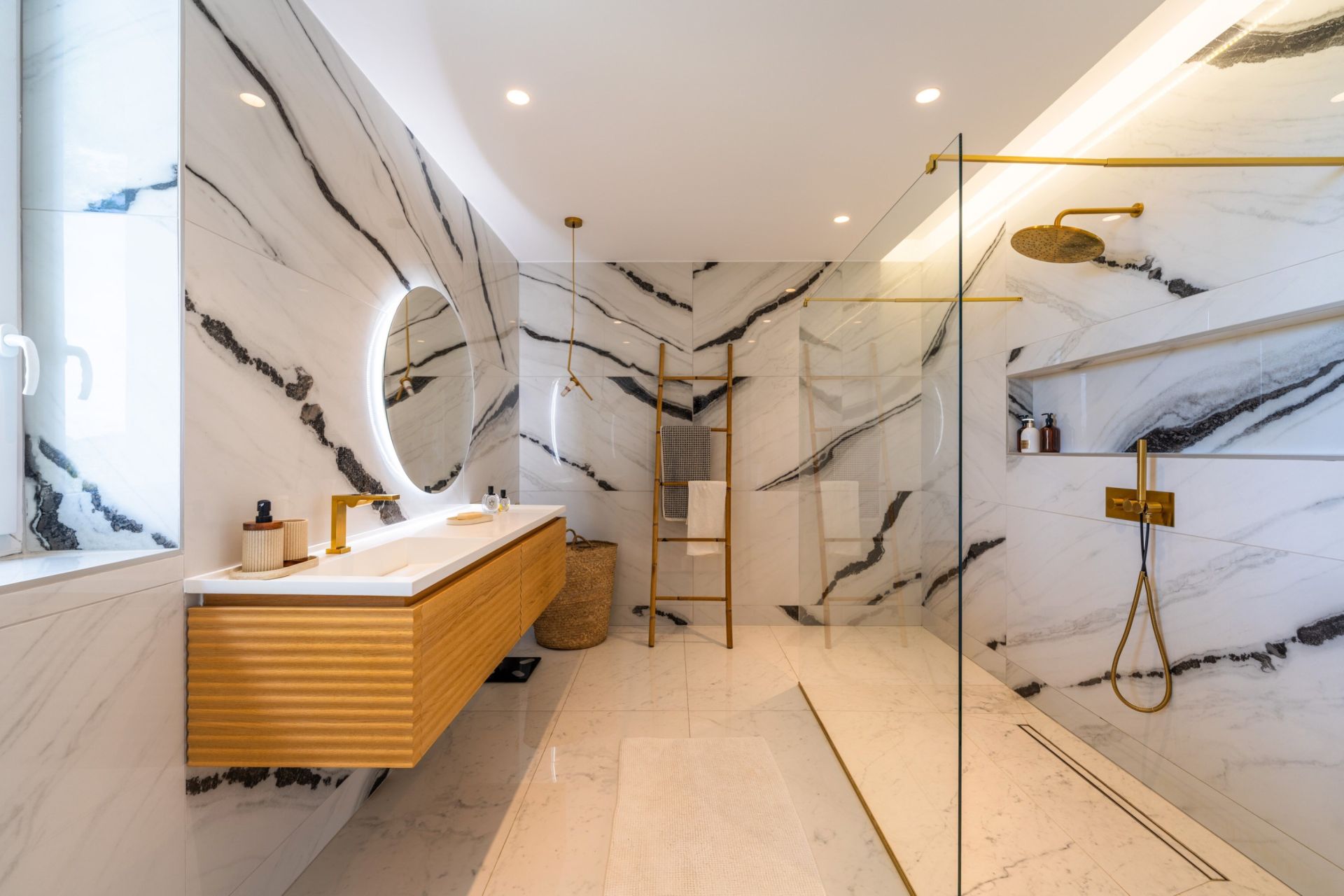 luxury house 6 Rooms for sale on MARSEILLE (13008)